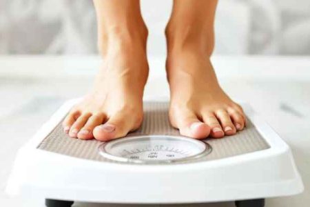 mengukur berat badan