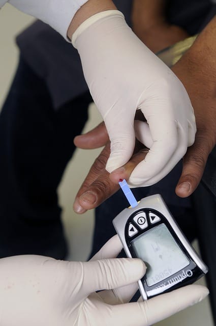 lustrasi pemeriksaan kadar kolesterol untuk menjaga kesehatan jantung.”